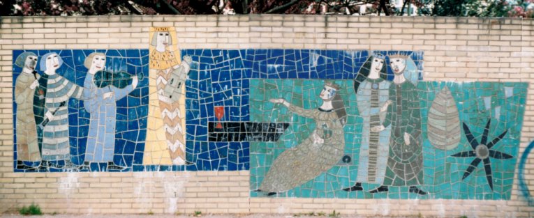 'Frauenlob trifft am Hof zu Rügen ein' - Keramikwandbild am Mainzer Frauenlobplatz