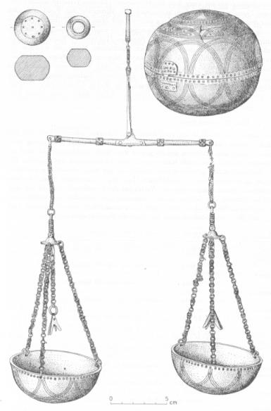 Bronzene Waage mit Gewichten und Verwahrkapsel aus Bergen